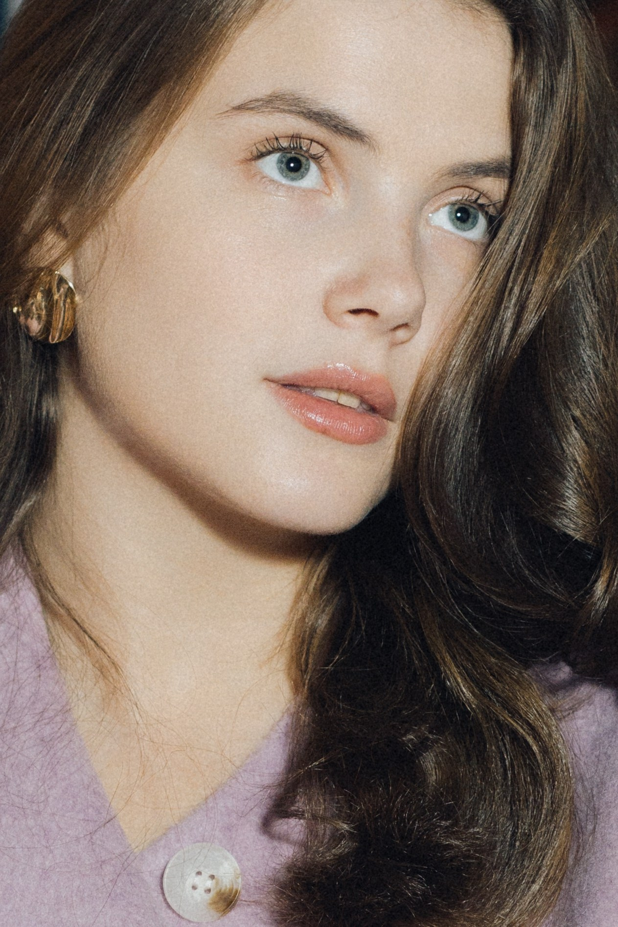 Макро-портрет лица девушки с золотыми сережками, акцент на естественность. Фотограф в Пензе Александра Овечкина