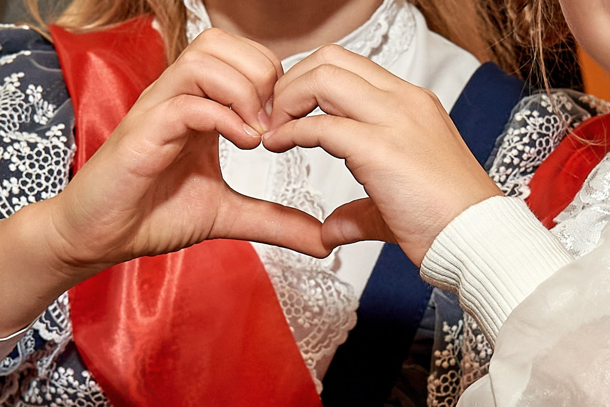 Сердечко руками от девочек подружек