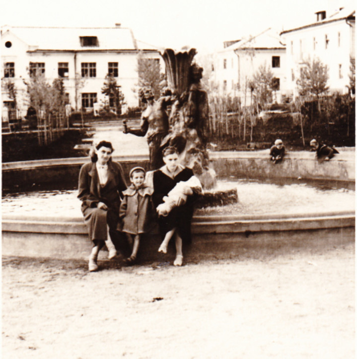 Лермонтовский сквер. Фотоальбом истории города Лермонтов