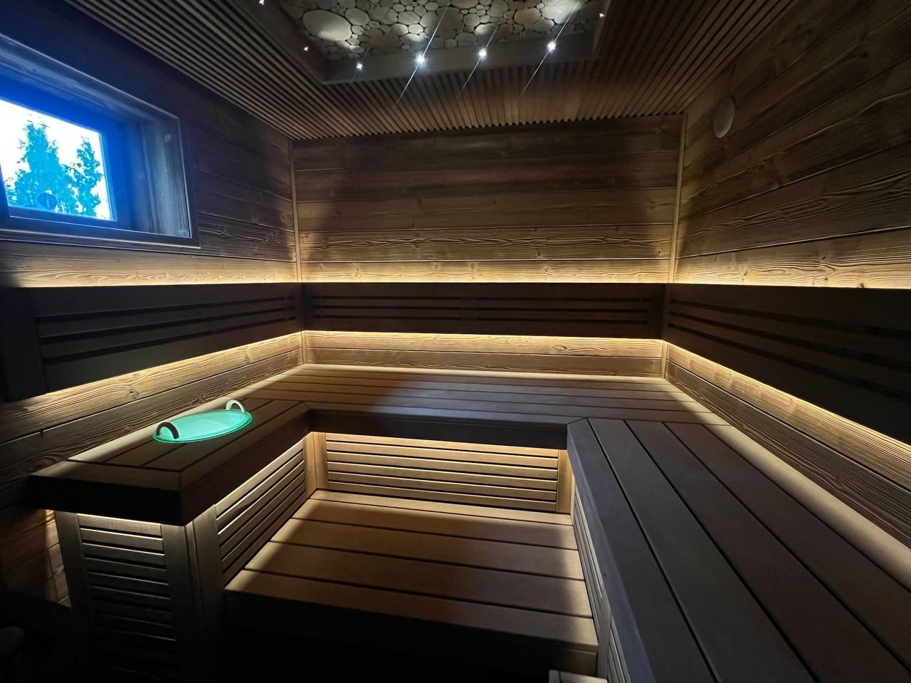 Парная в Лиикола Клаб на базе мощной печи Kastor. Отделка выполнена из брашированной доски Шале и термоольхи. SaunaTopMasters