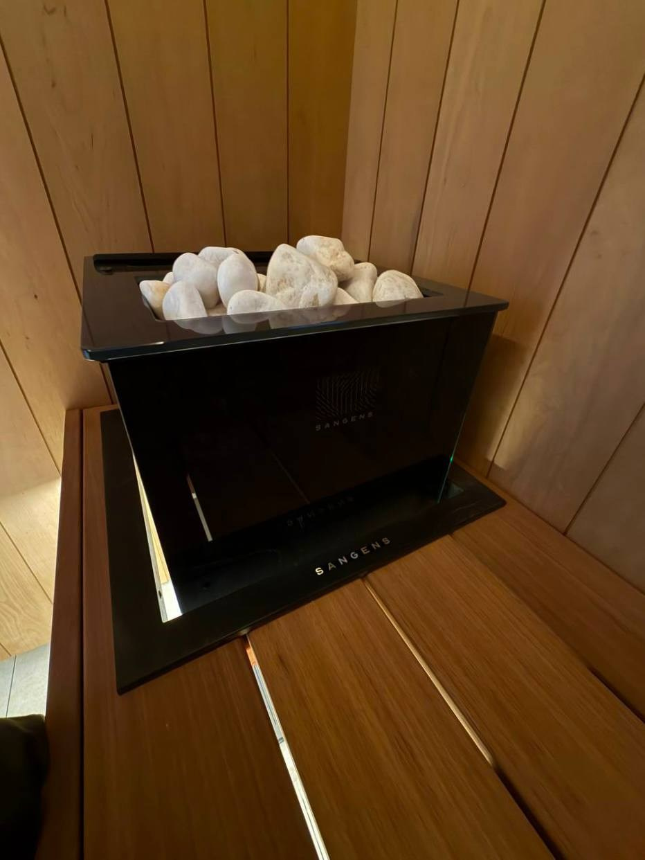 Сауна в Велигонтах для TopKamin: широкая термоольха, массивное можжевеловое панно и стильная электрокаменка Sangens в стекле 🔥. SaunaTopMasters