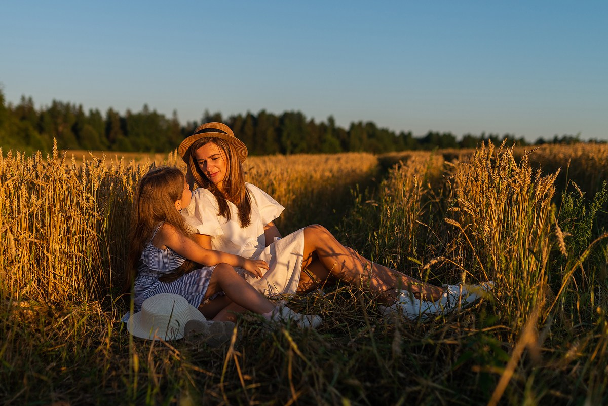 Поле, закат и наши улыбки. Фотограф Мария Ковкова