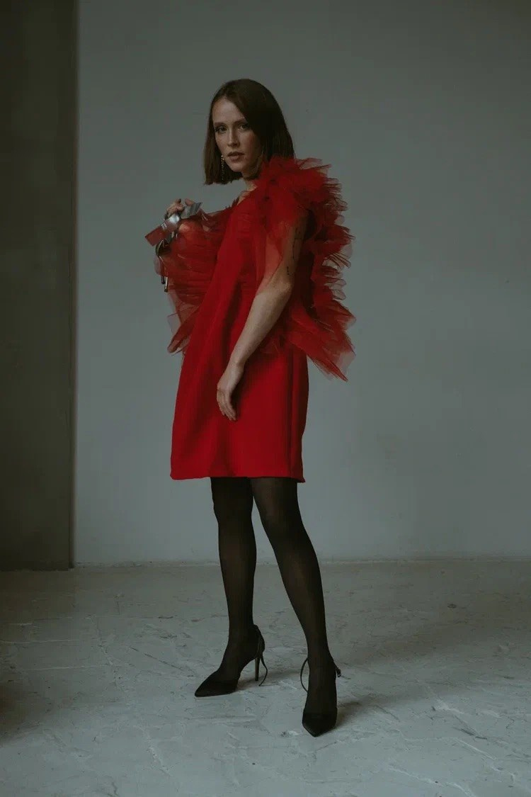 Девушка в красном платье и туфлях