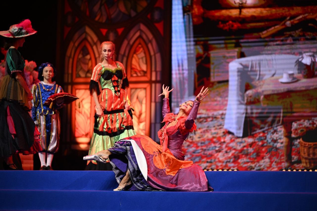 С 24 по 28 октября 2023 года во Дворце гимнастики ИриныВинер-Усмановой состоялся традиционный праздник гимнастики: XII Московскийоткрытый Фестиваль — номинация «Звездные дети».В фестивале приняли участие дети, занимающиеся спортом,вокалом, цирковым, танцевальным, эстрадным и другими видами искусства,обучающиеся в общеобразовательных организациях, организациях дополнительногообразования.Фестивальпроводился по следующим основным номинациям: Искусствогимнастики; Спорт имузыка; Гармониямузыки и движения;Краскиголоса и ритма;Мир образа в движении.Оценивали выступления номинантов Жюри Фестиваля, в составкоторого входили известные российские спортсмены, тренеры, авторитетныеспециалисты в области гимнастики, культуры, музыкального, хореографического ициркового искусства, общественные деятели.По итогам финального этапа были определены ЛауреатыФестиваля и отобраны лучшие коллективы и сольные исполнители для участия в Гала— спектакле Фестиваля-номинации «Звездные дети».Сценарий Гала — спектакля основан на сказочной истории«Хрустальный башмачок». В Гала — спектакле на одной сцене с детьми принялиучастие известные российские спортсмены, артисты театра, певцы и, конечно,номинанты и лауреаты Фестиваля.Директор нашего клуба Свирина Анна Викторовна принялаучастие в гала концерте и сыграла одну из главных ролей в спектакле. Так же вконцерте приняли участие девочки из наших филиалов с профессиональнопоставленным номером под руководством Екатерины Викторовны Свириной и ИнныОлеговна Самойловой.Наш номер занял первое место по баллам жюри и завоевалзвание лауреата в номинации «Спорт и Музыка»! Очень гордимсявыступлением наших спортсменок! Спасибо большое всем девочкам за проявленноеусердие на репетициях, а родителям за поддержку!Во время подготовки к данному мероприятию две воспитанницынашего клуба стали на год мудрее и отметили своё День рождения прямо во Дворцегимнастики, не отрываясь от тренировочного процесса!Хотим поздравить девочек:Самойловой Веронике 27 октября исполнилось 7 лет,Пантелеевой Милане 28 октября исполнилось 10 лет.Хотим пожелать им крепкого здоровья, побольше детскогосчастья ну и конечно же новых побег на соревнованиях!!!