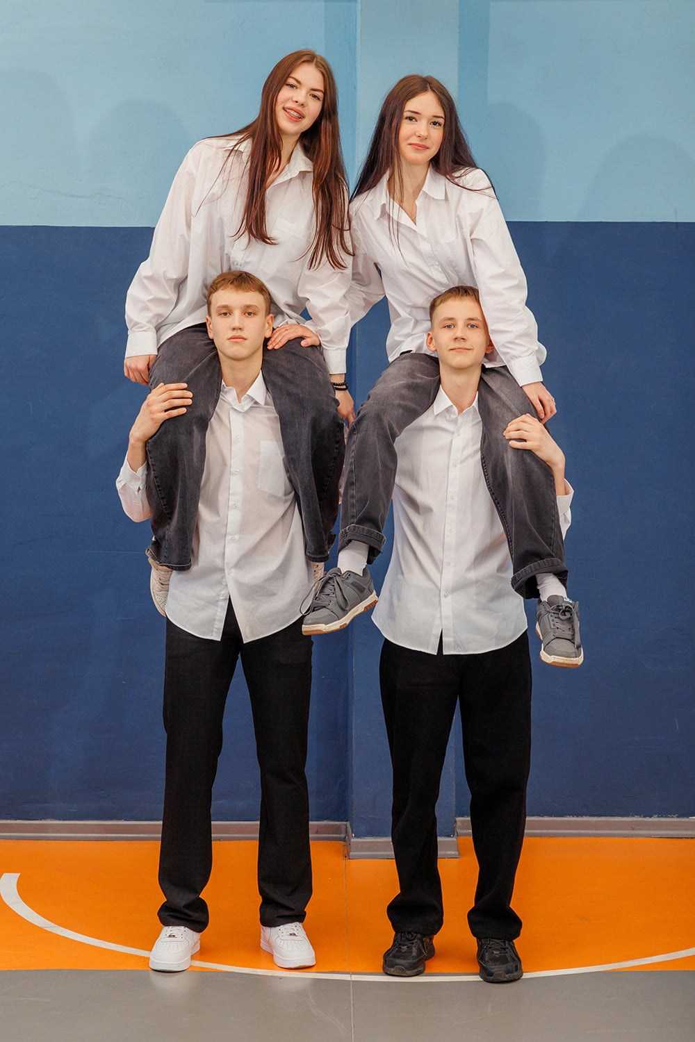 Выпускной альбом для 108 школы 9б: школьная фотосессия в спортзале. СИГМА | Студия выпускных альбомов Красноярск