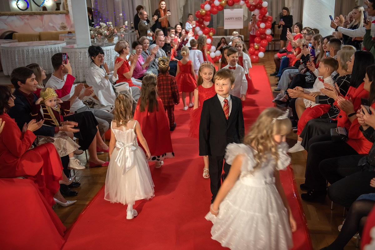 Выпускной в детской школе моделей HAPPYkids 2024. Семейный и коммерческий фотограф в Сочи Александр Бодунов
