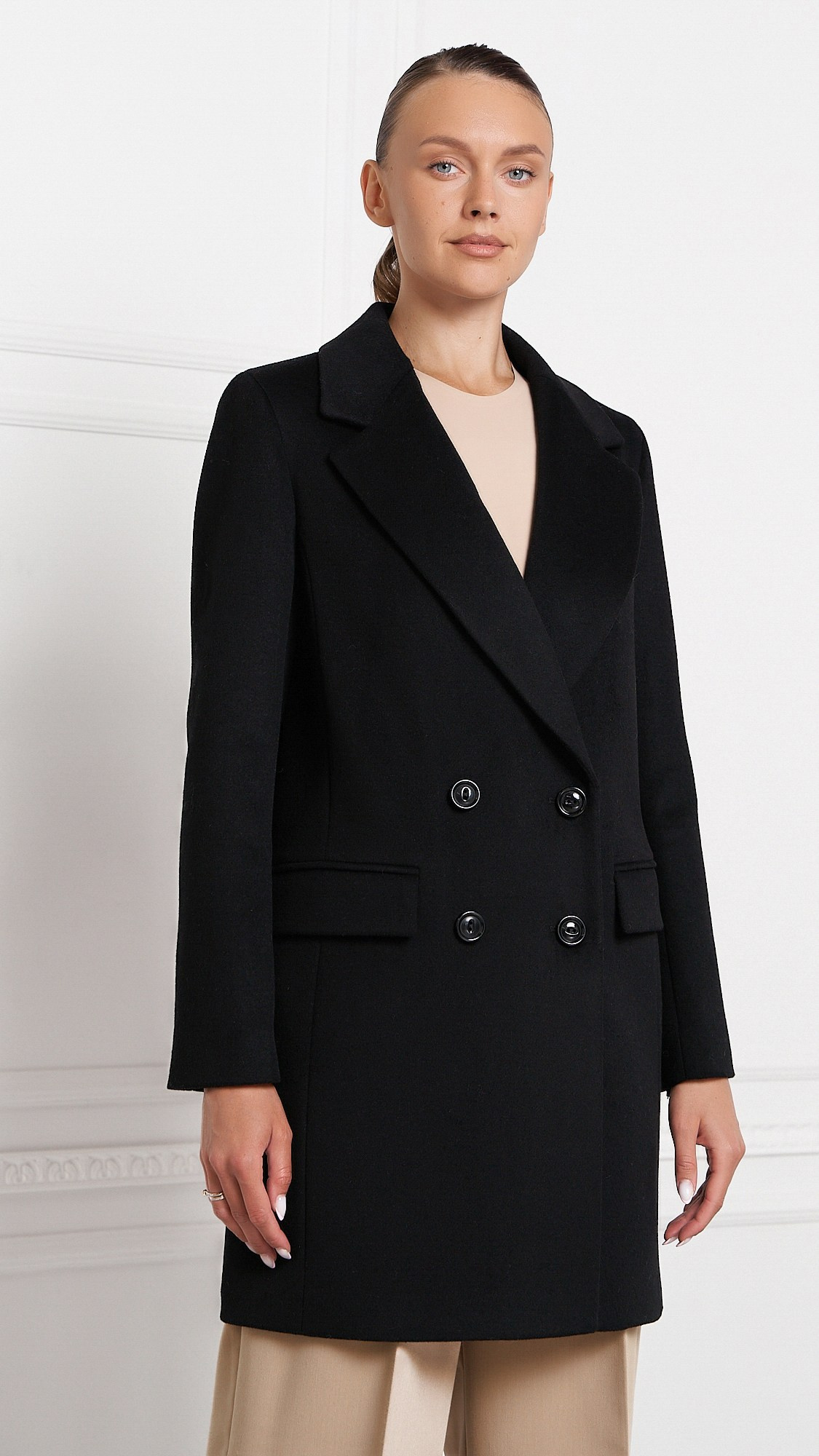 Фотосессия женской верхней одежды в Москве под ключ