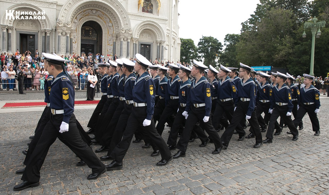 Кадеты  морского кадетского военного корпуса маршируют по Якорной площади на фоне Кронштадского морского собора