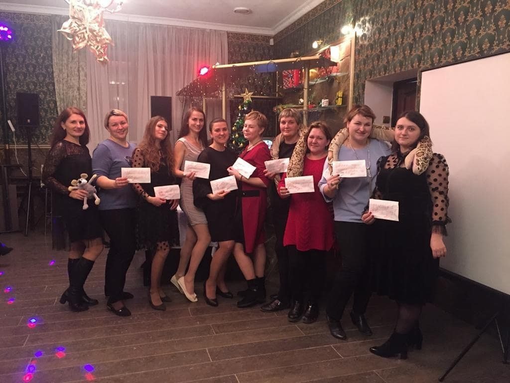 Вечер для мамы: танцы, песни и тепло друзей в уютной атмосфере ✨🎶