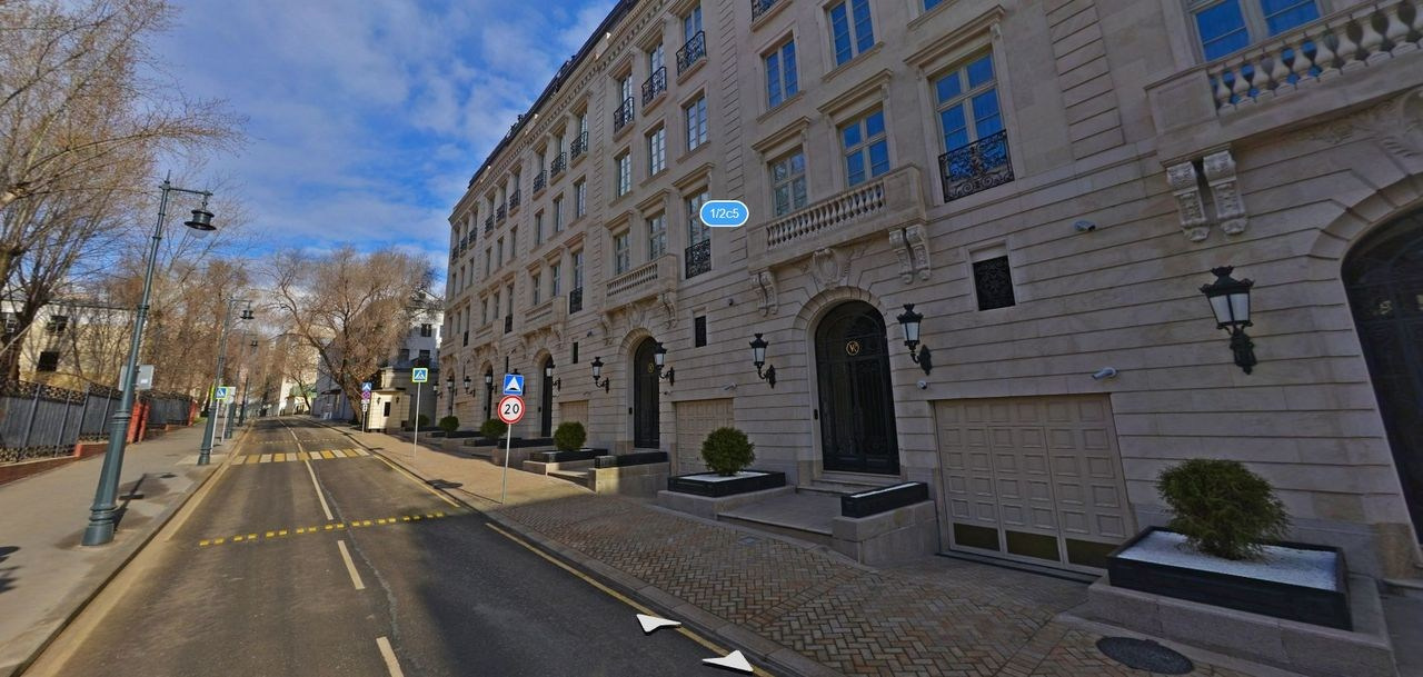 Фотосессия у исторического дома — фасад с лепниной