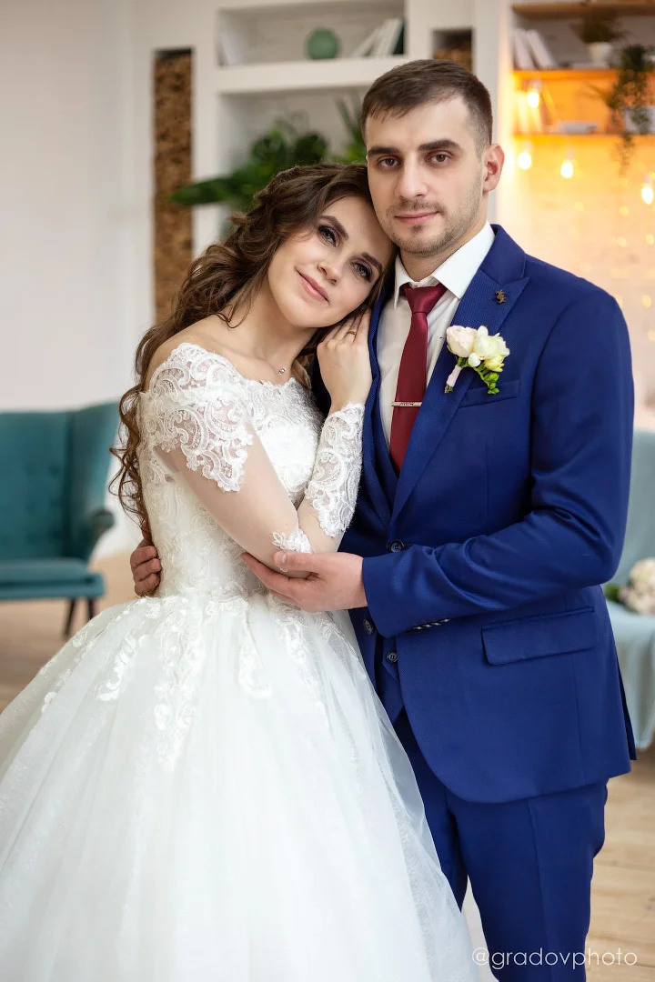 Невеста положила голову на плечо жениху