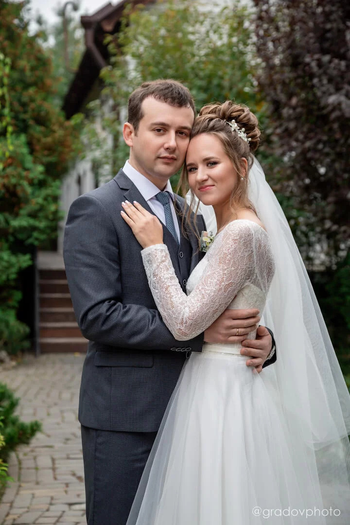 Жених и невеста позируют для фотографии