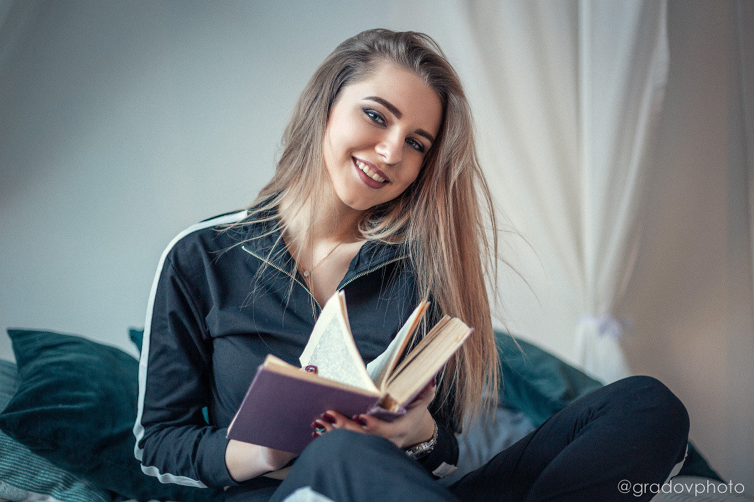 Портрет девушки с книгой