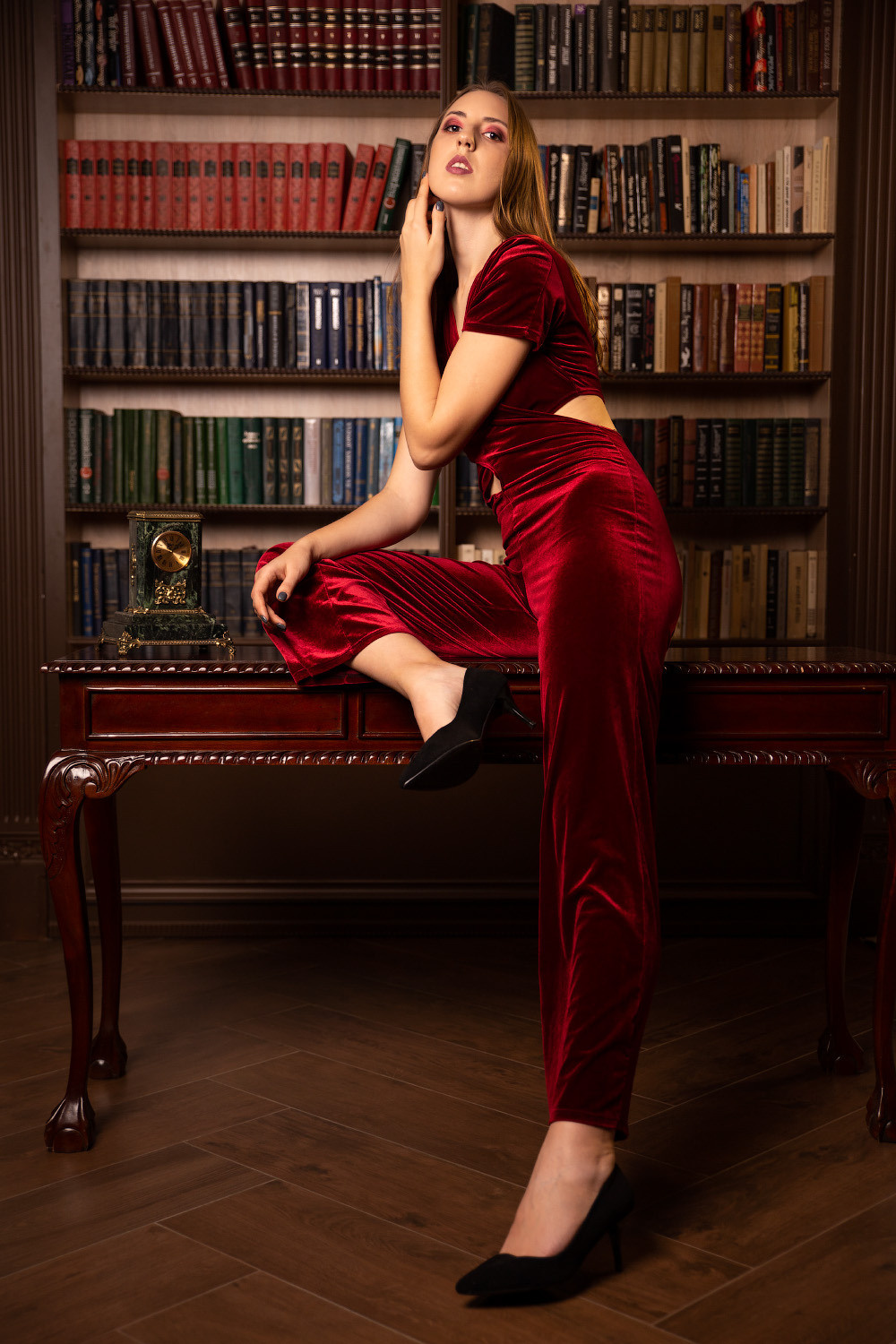 Студийная фотосессия девушки в красном