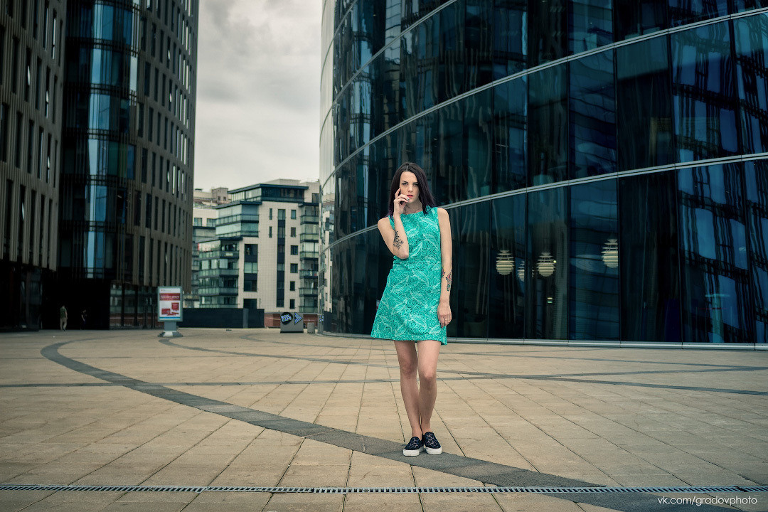 Фото девушки в городе возле бизнес-центра