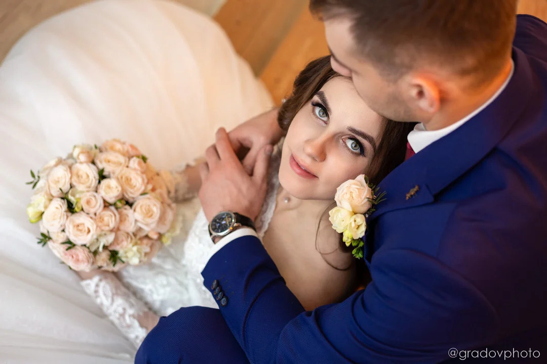 Жених и невеста позируют для фотографии