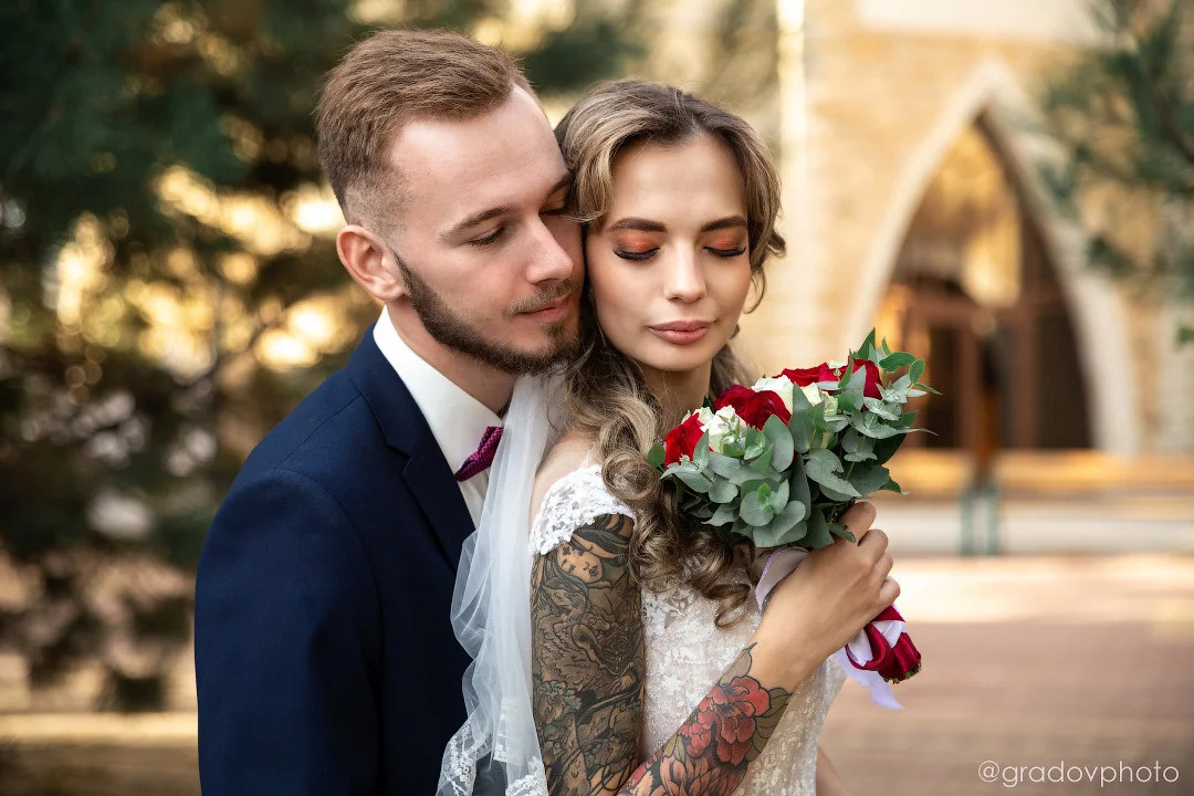 Жених и невеста с букетом