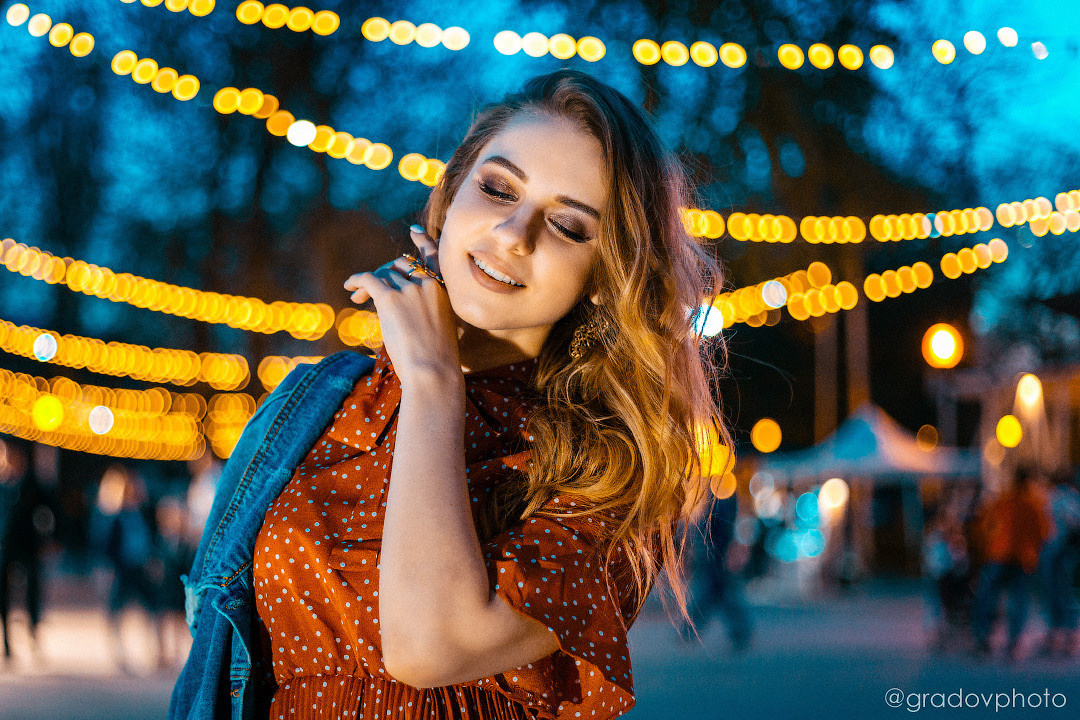 Фото девушки на улице вечером