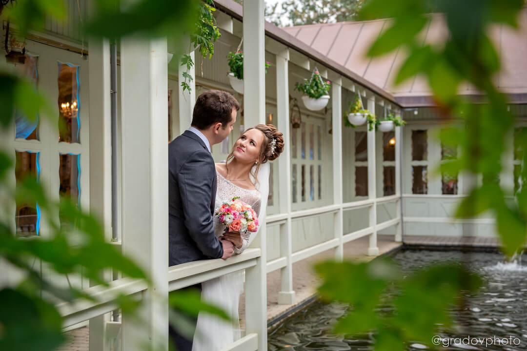 Невеста в свадебном платье