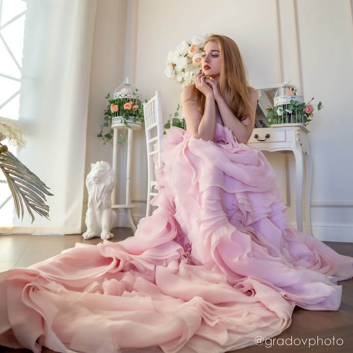 Девушка в красивом платье в студии