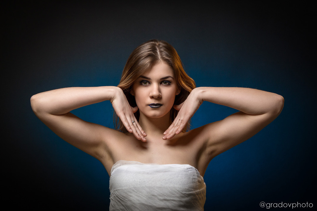 Студийная фотосессия девушки на темном фоне