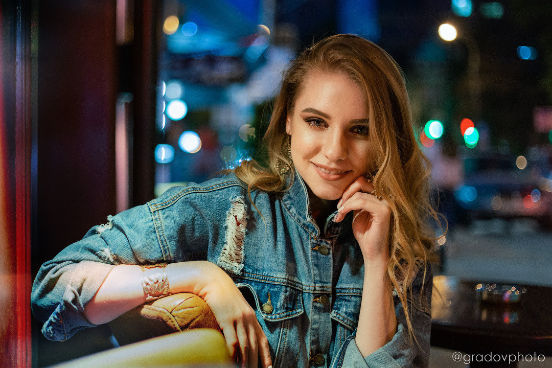 Портрет женщины в городе вечером