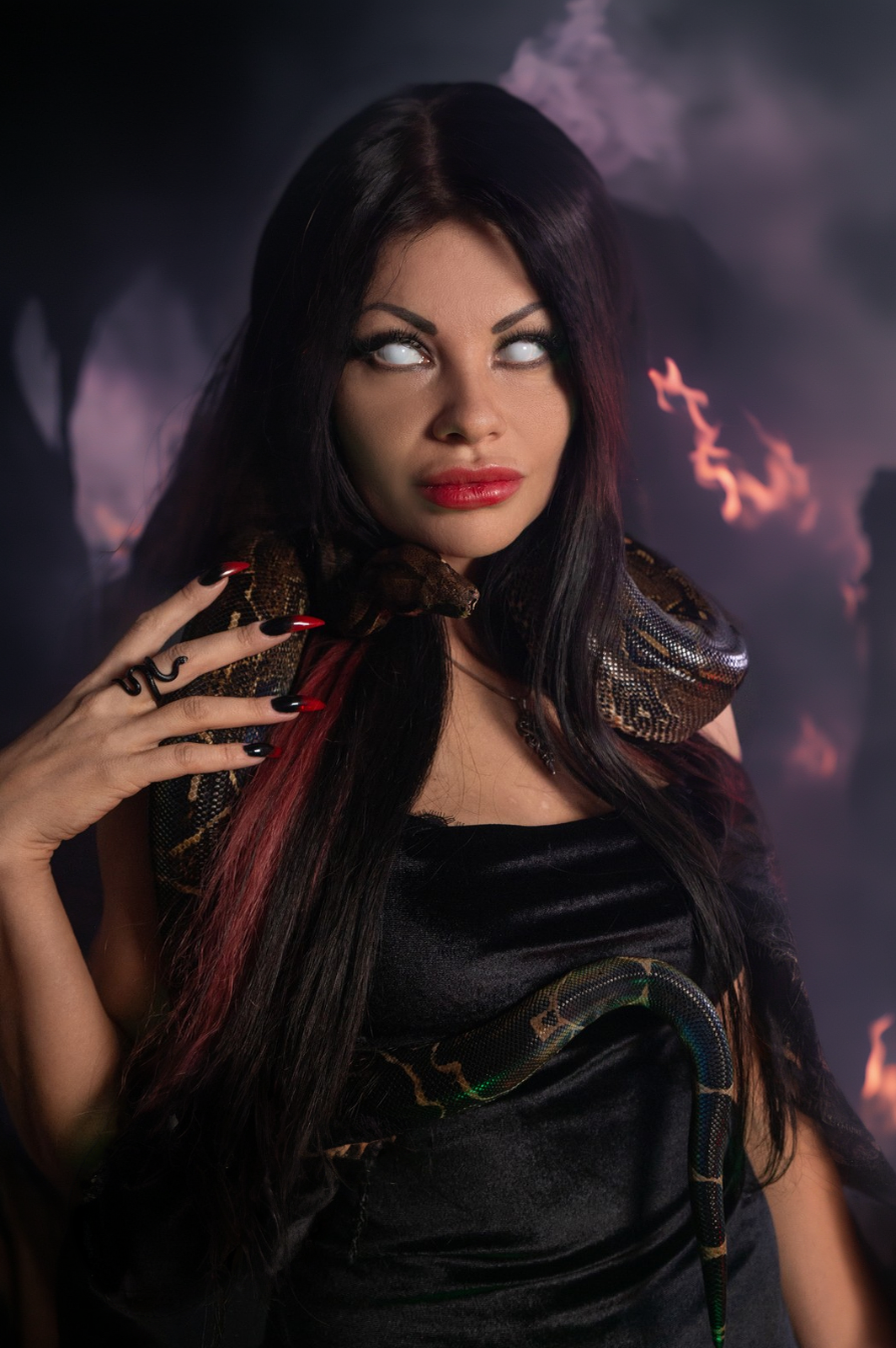 готическая фотосессия ведьмы со змеями, спиритическая доска, черепа