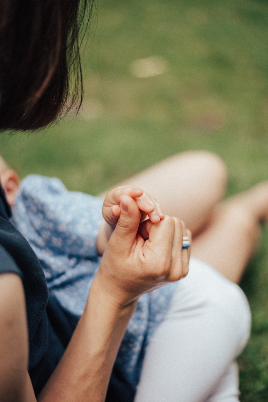 Коля, Ксюша, Саша, Андрей, Кира и бабушки | на даче