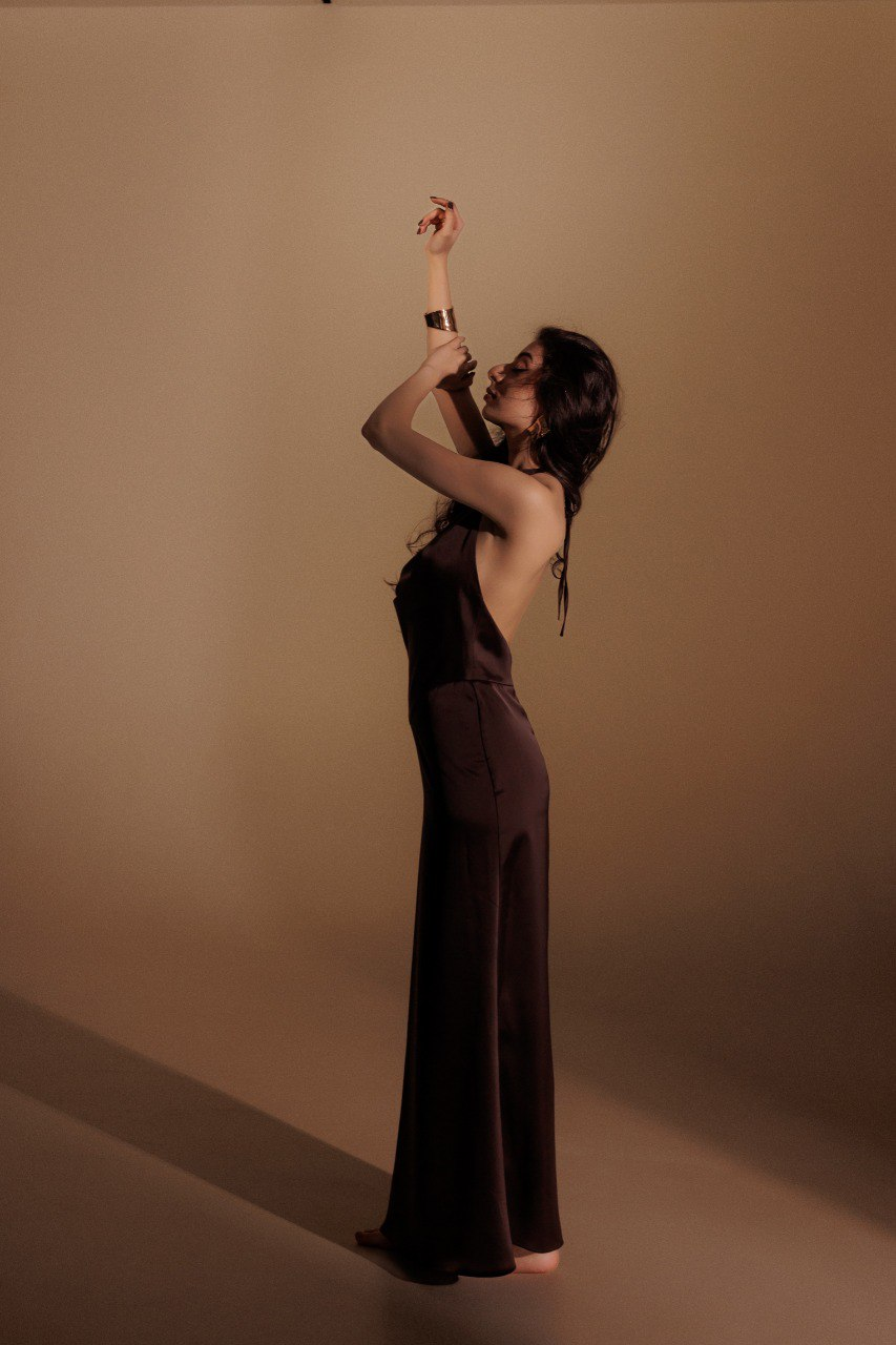 Женский портрет в студии, мягкий свет и спокойная атмосфера