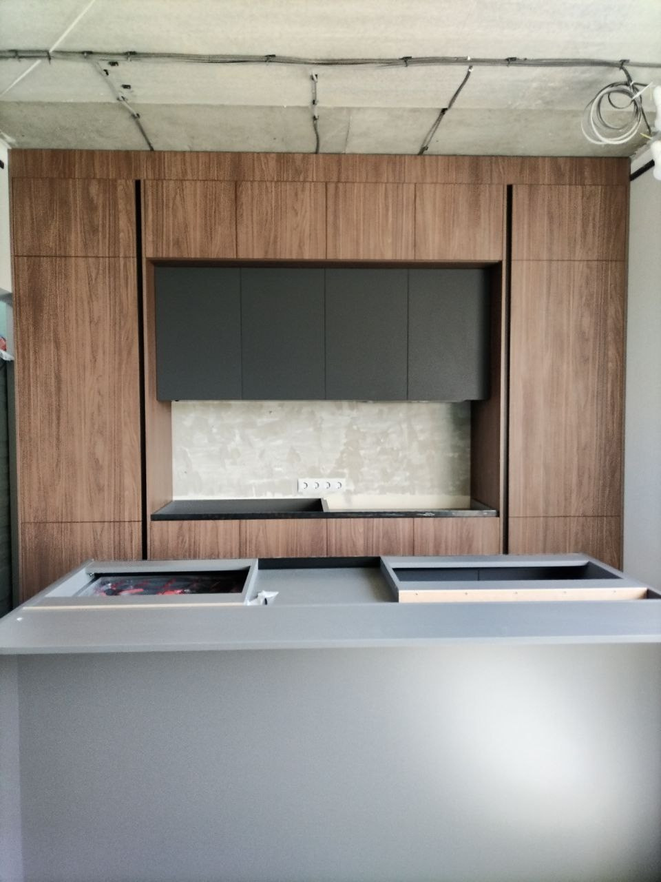 Фото с монтажа |Мебель на заказа: кухни, шкафы и т.д. в Томске. ГУДРУМ — Мебель на заказ в Томске | Кухни | Шкафы | Стулья и Столы