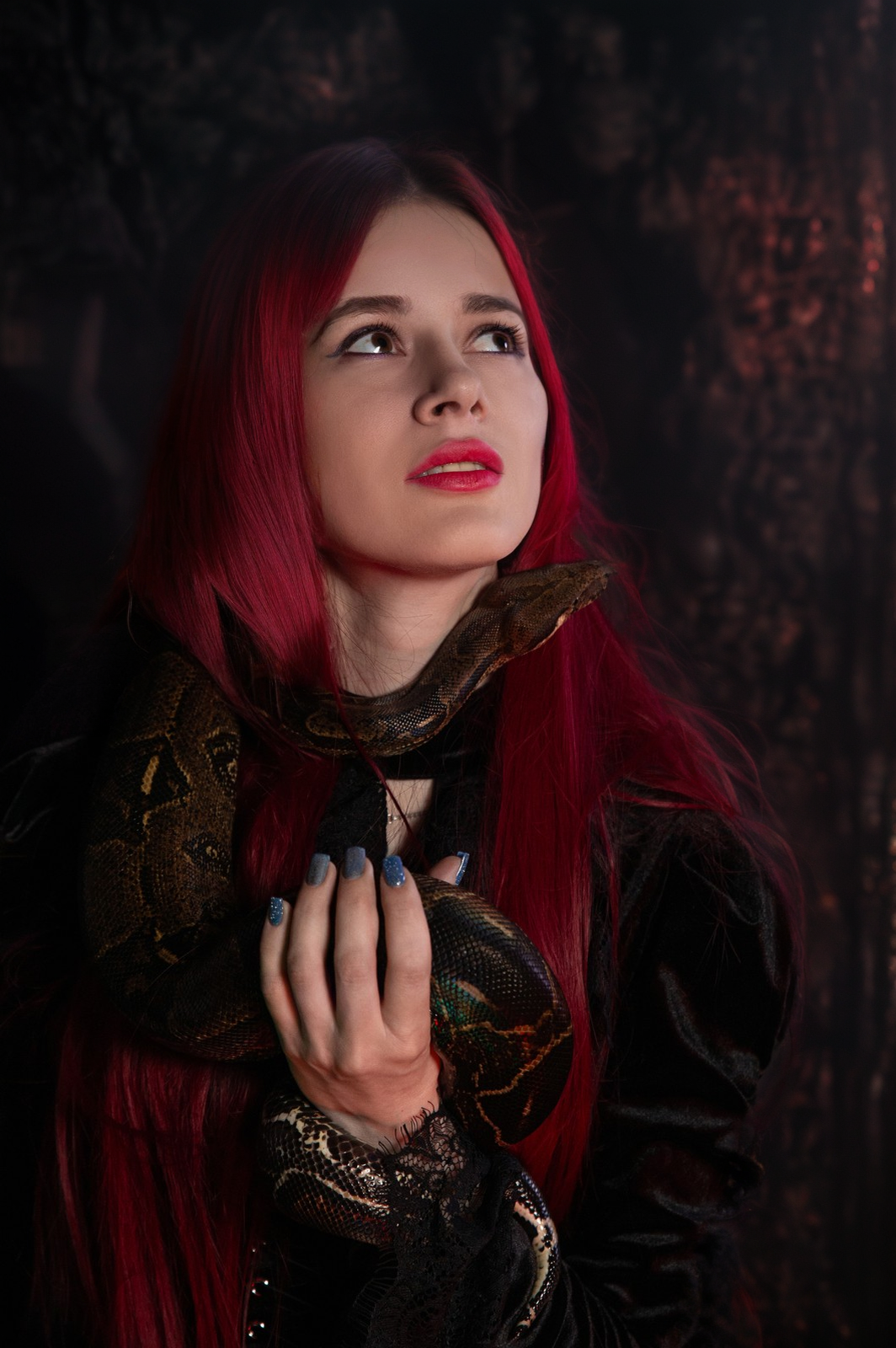 готическая фотосессия ведьмы со змеями, спиритическая доска, черепа