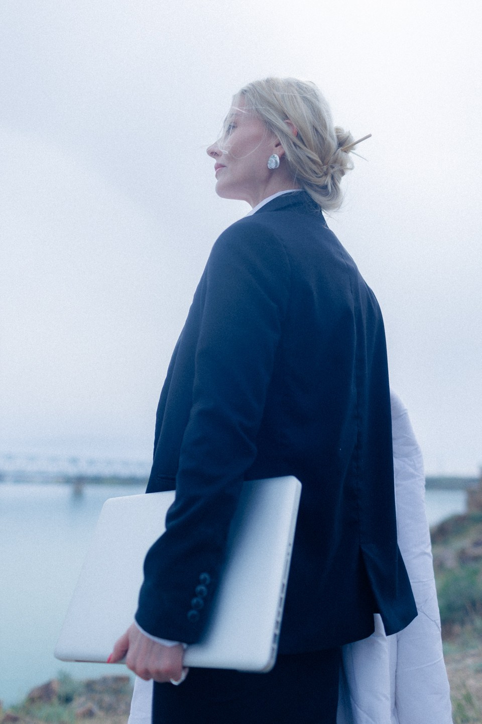 Скалы Капчагая. Я снимал историю, где героиня отягощенная жизненными обстоятельствами, перезагружается, оставляя весь накопленный негатив. Dmitriigoliapov.ru