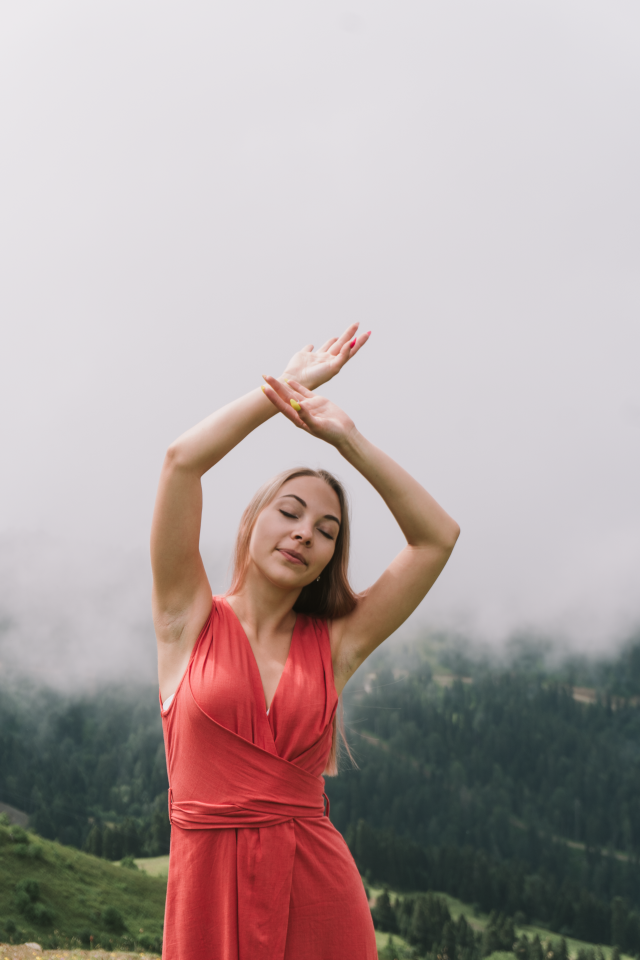 Девушка на фоне горы в красном платье 