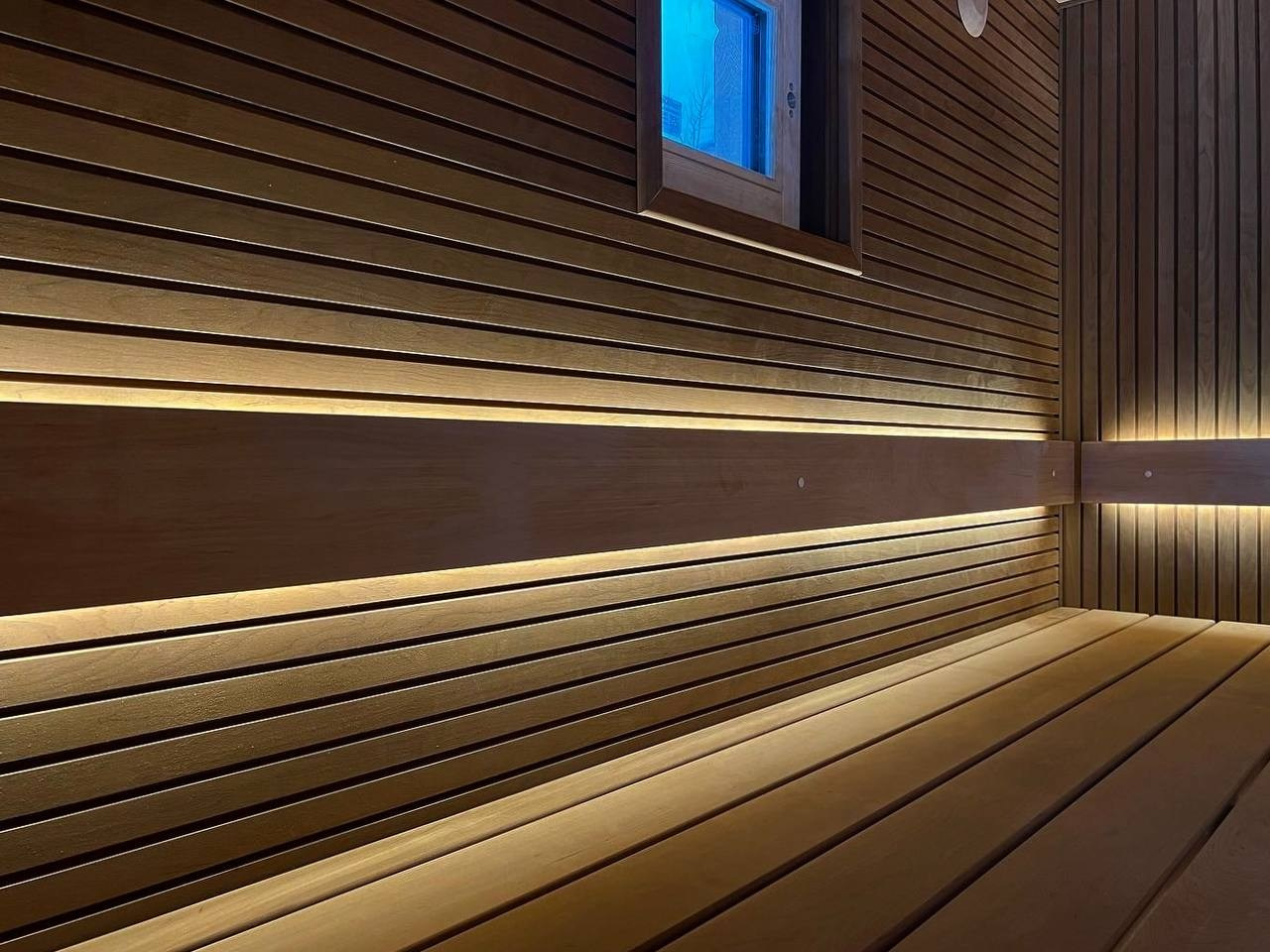 Сауна в Истре из ольхи разного профиля и разной степени термообработки. Огромное панорамное окно и 16.5 кВт энергии, преобразованной в пар!. SaunaTopMasters