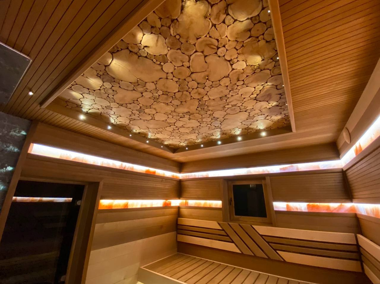 Баня в Домодедово для MBsauna в их фирменном стиле: термоольха, радиальные элементы, солевые линии, оптоволокно и сердце — печь Gefest Grom. SaunaTopMasters