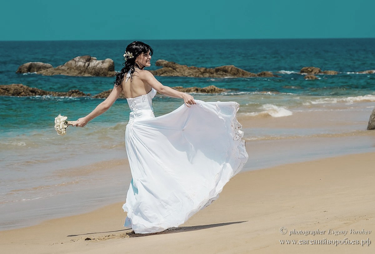 Свадебная фотосессия Пхукет фотограф пляж невеста платье жених романтическая фотосъёмка Ката Карон Найхарн Патонг Найхарн Сурин море счастье радость идея место образ пример фото позы для фотосессии Phuket Naiharn Kata Karon Patong Surin 