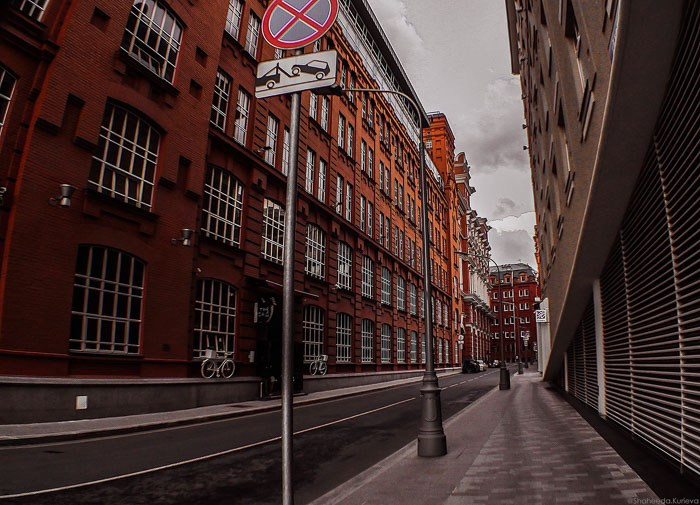 Локация у дома для фотосъемки — двор с красивым фасадом