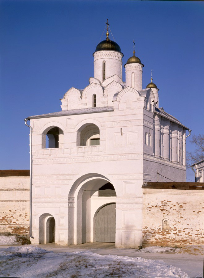 Надвратная Благовещенская церковь Покровского монастыря