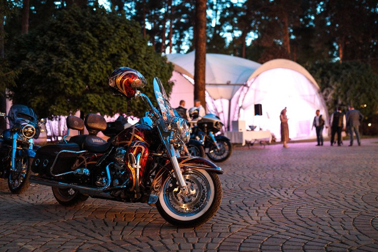 Свадьба байкеров в ресторане «Дворянское гнездо». Kirillova Studio — мастерская декора и событий Юли Кирилловой