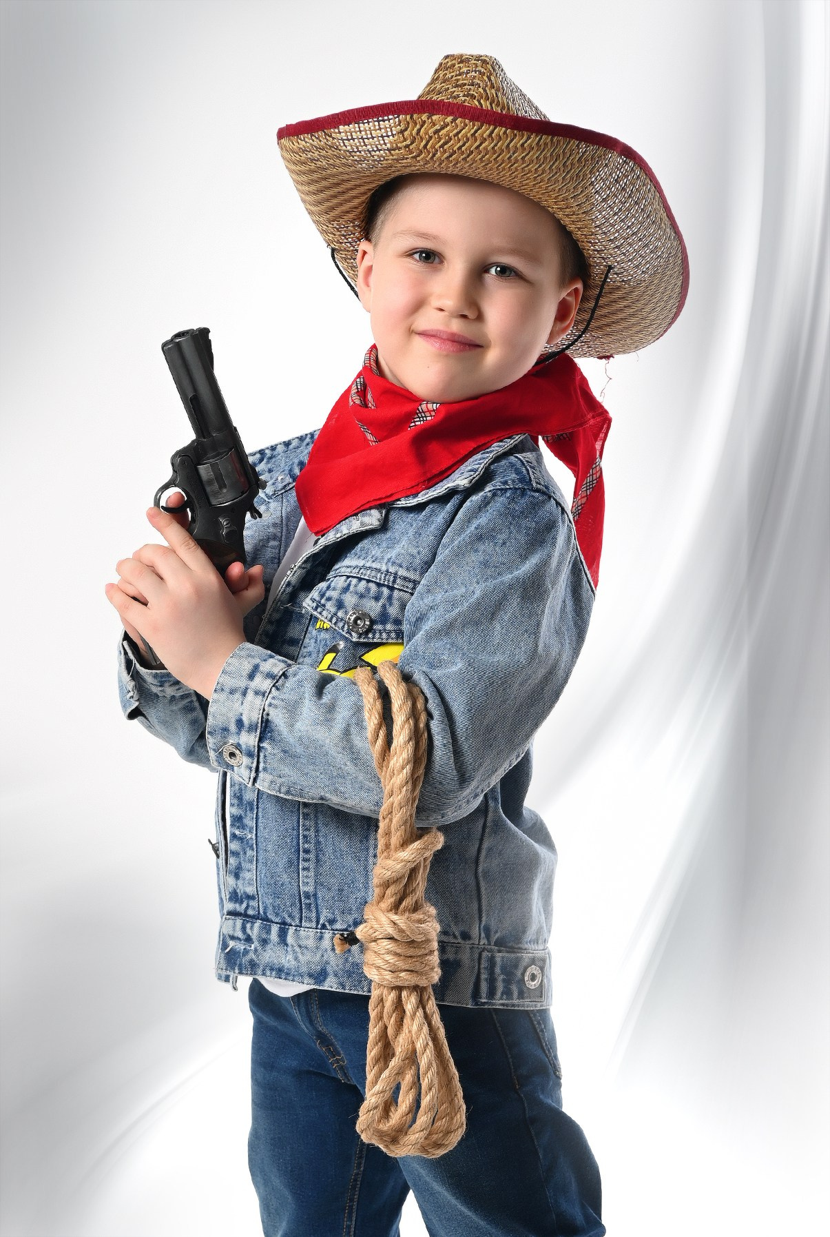 Мальчик выпускник детского сада в Вологде в стиле ковбоя улыбается