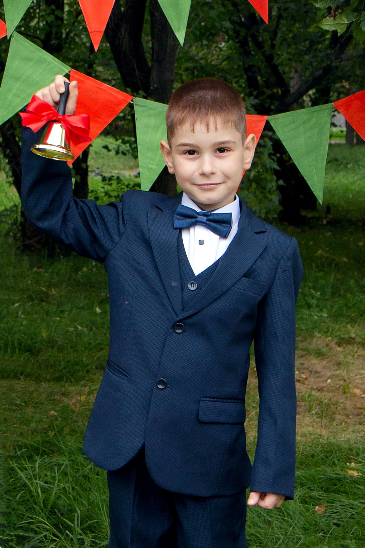 Школьная фотосессия на улице. Фотограф в Шелехове, лучшие выпускные альбомы в Шелехове