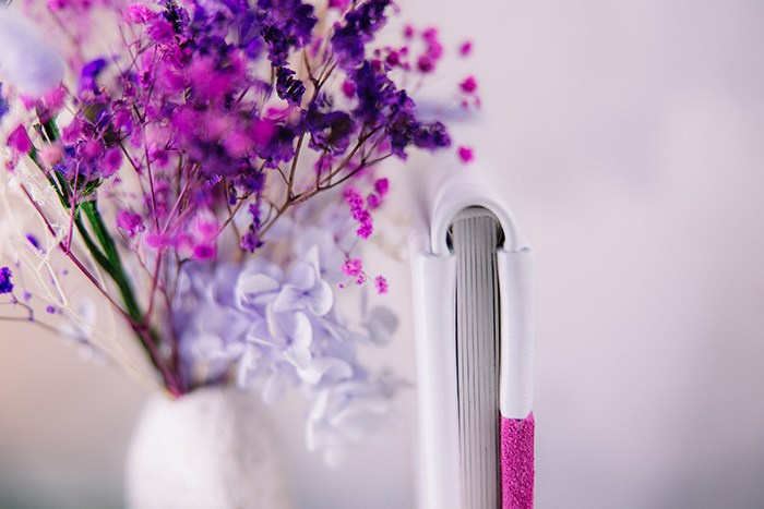 Вид сбоку на плотные страницы и корешок фотокниги. Сочетание белой эко-кожи и розовой замши, качественный переплет ручной работы.