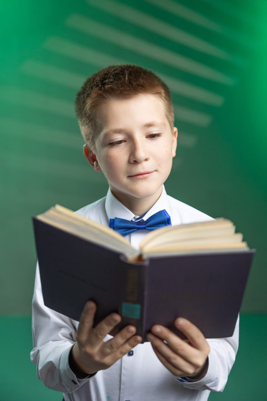 Портрет на цветной стене с рисунком «Гобо». Правильный Выпускной Альбом