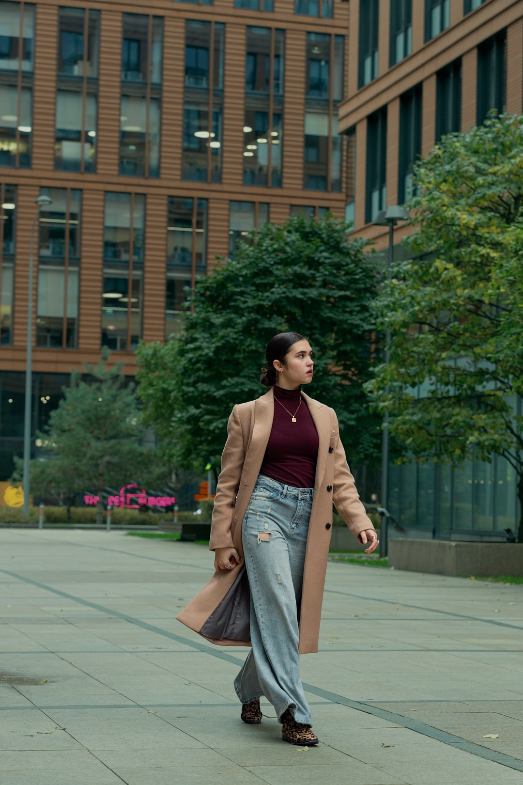 Женский портрет на фоне кирпичной стены — городская фотосессия в кэжуал стиле