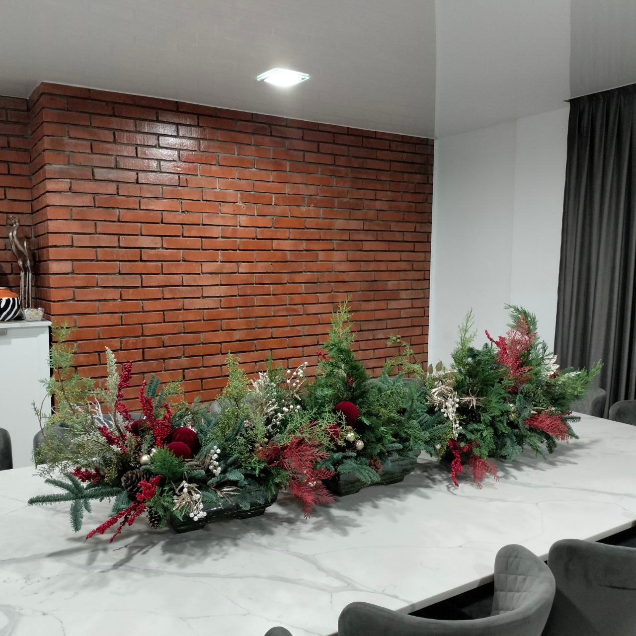 Композиция в кашпо из нобилиса, с добавлением можжевельника и туи (длина 1 метр)