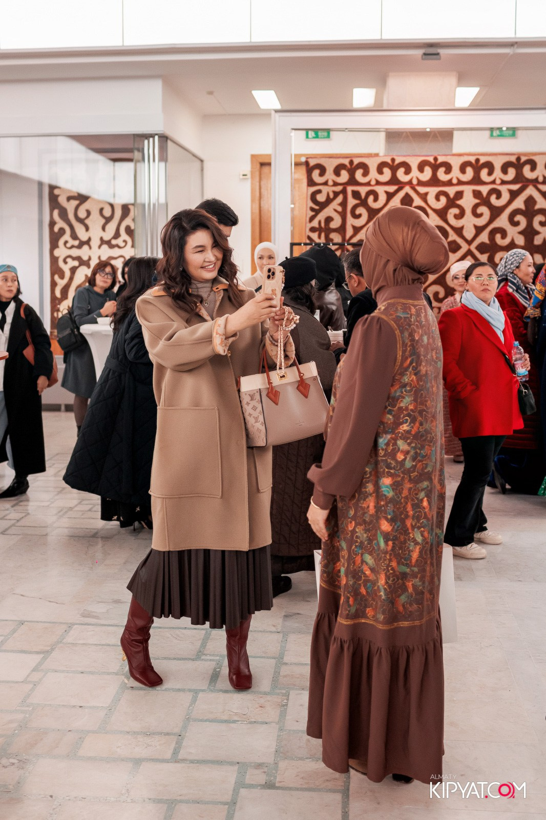 FASHION ПОКАЗ, КАЗАХСКОЙ НАЦИОНАЛЬНОЙ ОДЕЖДЫ. КИПЯТКОМ АЛМАТЫ!