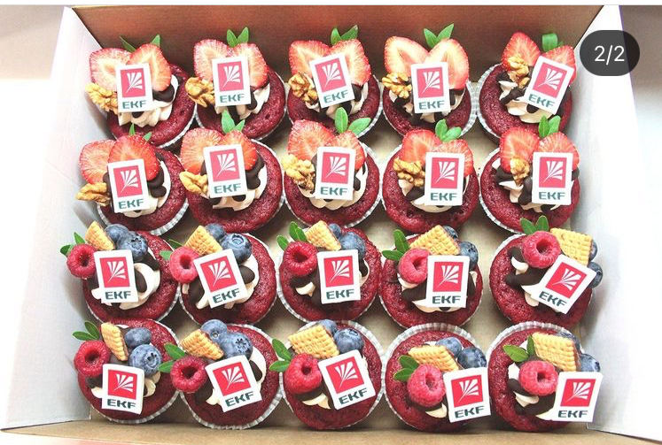 Капкейки фуршетные с логотипом. Katyasugarsugar капкейки, зефир, торты Москва