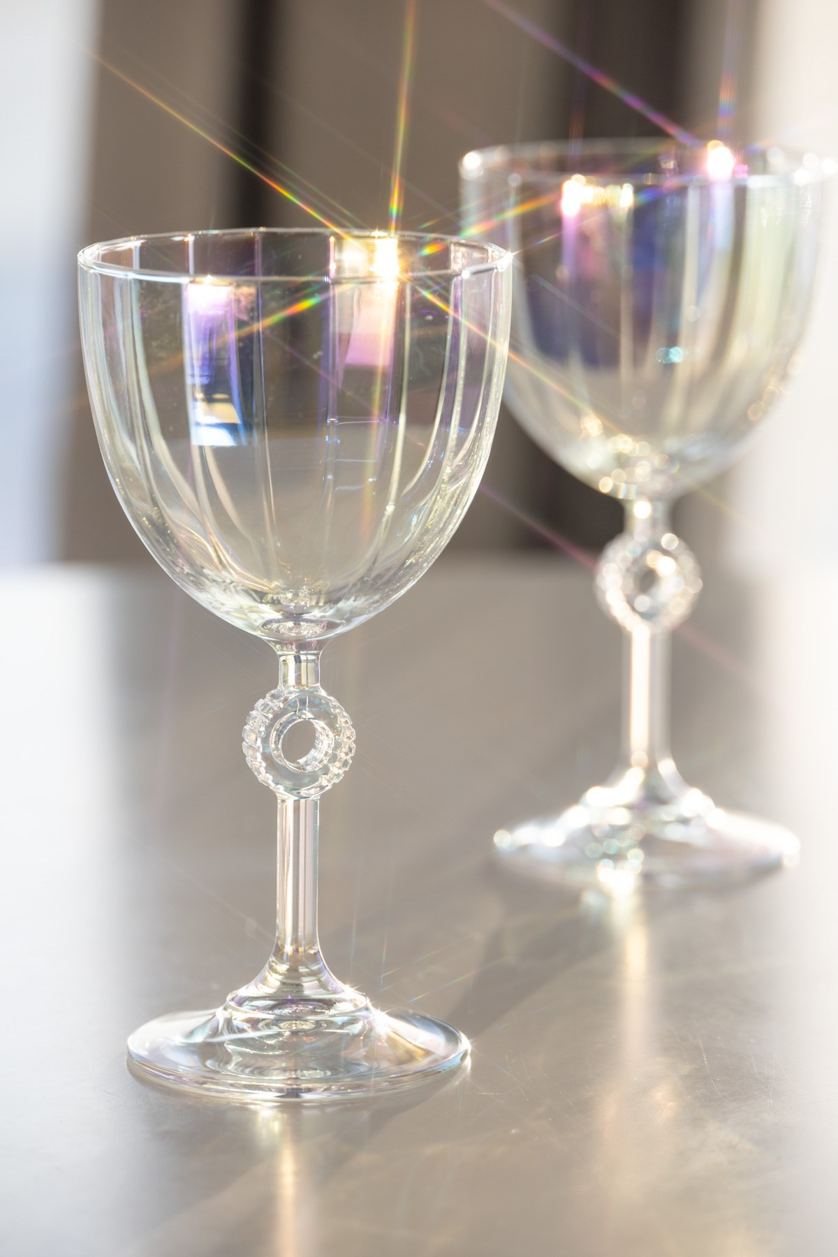 Бокалы из белого стекла с радужными переливами | Фото для карточки товара на Ozon