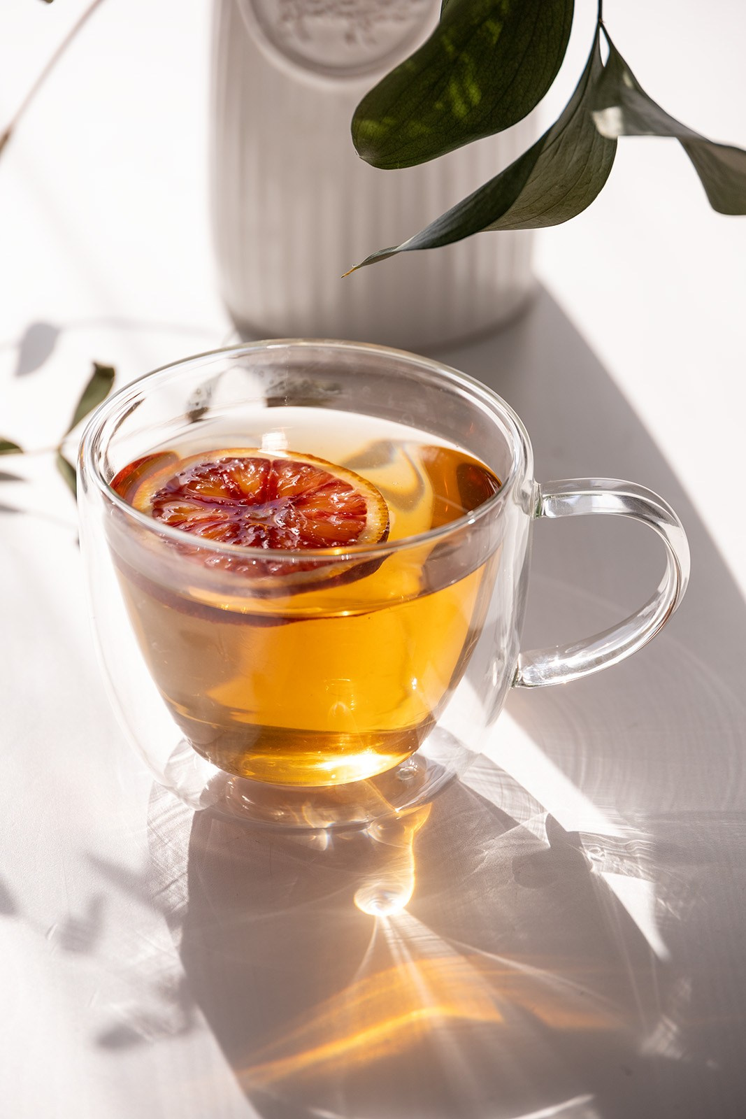 Прозрачная чашка с чаем на столе | Фото для интернет-магазина