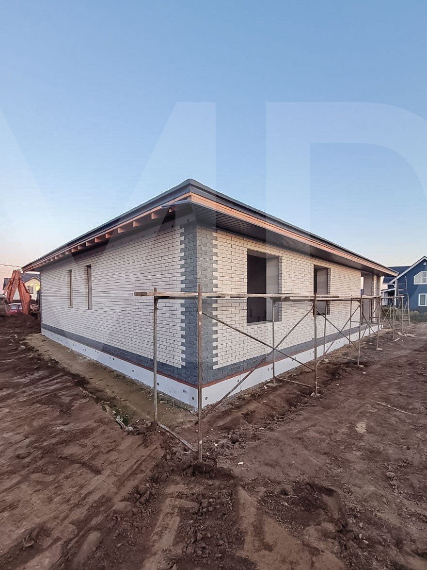 Фасад  — светлый, современный и функциональный. Облицовка кирпичом